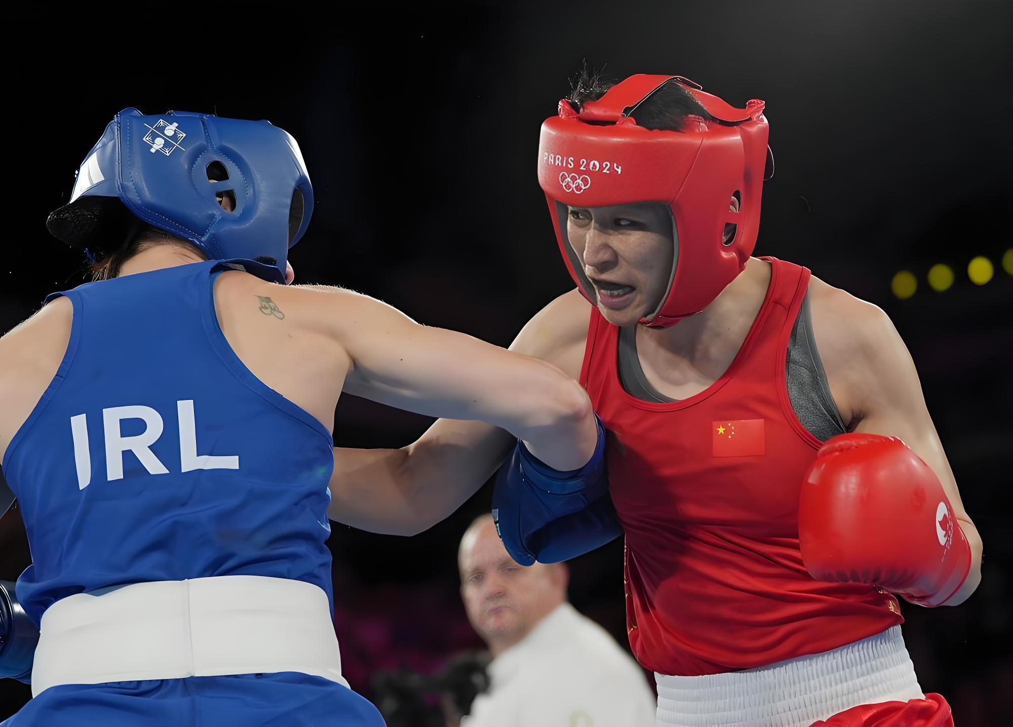 拳击比赛激烈进行，观众欢呼雀跃