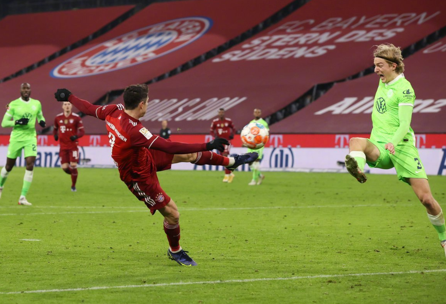 莱万当家，拜仁四球大胜晋级