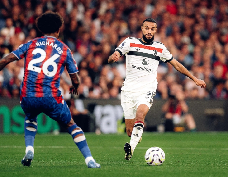 包含阿森纳客场大胜曼联，继续保持不败纪录的词条