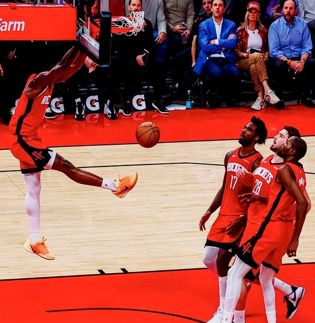 火箭内线大将迎来生涯巅峰，球队士气高昂的简单介绍